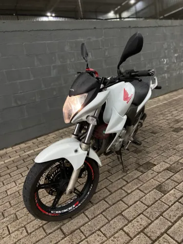 CB 300R FILÉ TROCO POR CARRO OU MOTO DE MENOR VALOR MAIS VOLTA