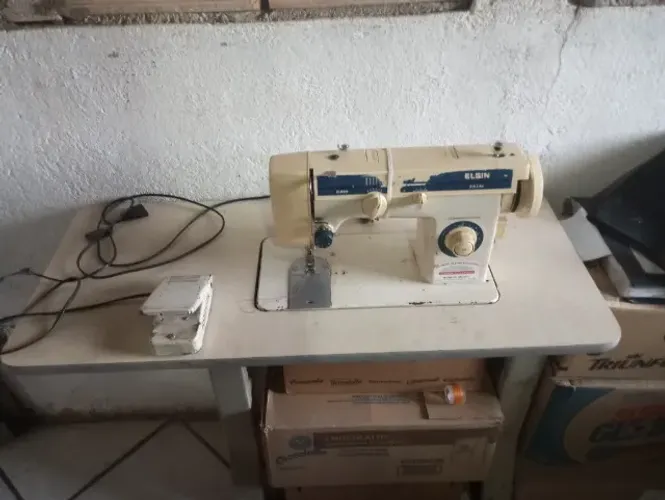 maquina de costura Elgin zig zag com mesa própria