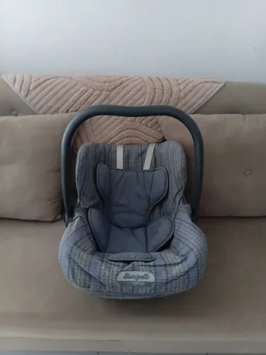 Vendo cadeira de bebê para usar no carro.