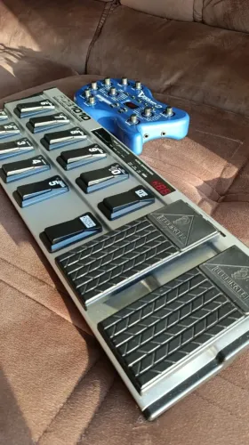 Pedaleira Controladora Behringer Midi FCB1010 + V-amp 2