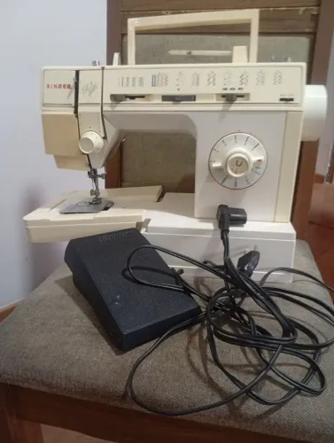 Máquina de costura com pedal