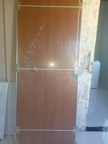 Vendo uma porta de madeira