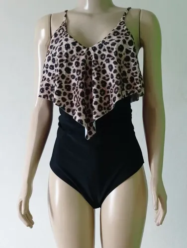 Body maiô preto com babados frente e costas com estampa print
