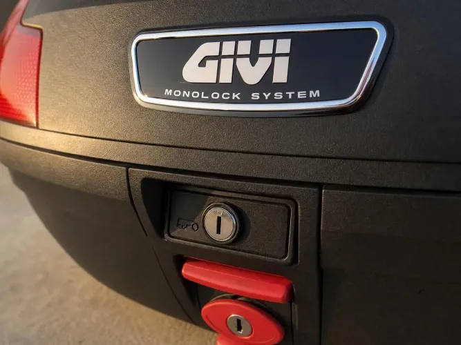 Baú GIVI E45 45L Original - Excelente Estado | Cabe 2 Capacetes + 2 Chaves