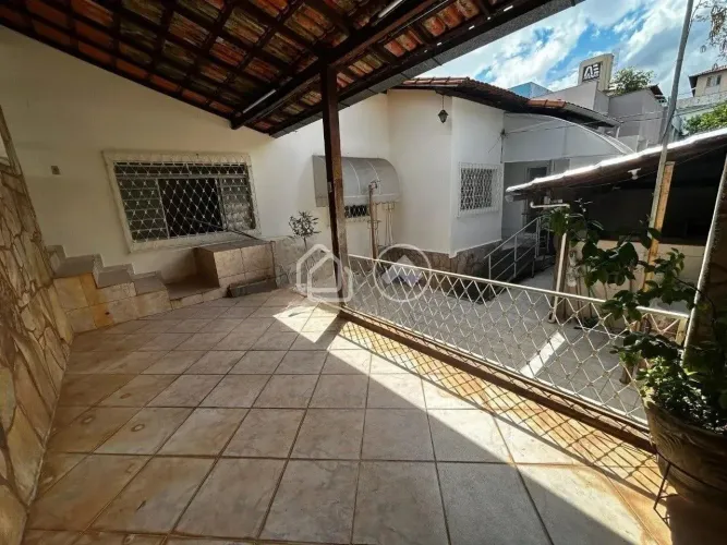 Casa residencial em Belo Horizonte (Santo André) | 3 quartos, suíte, 2 vagas e acabamento