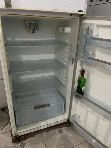 Vende-se geladeira com defeito