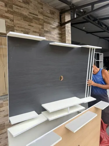 Painel de tv cinza escuro com listras 