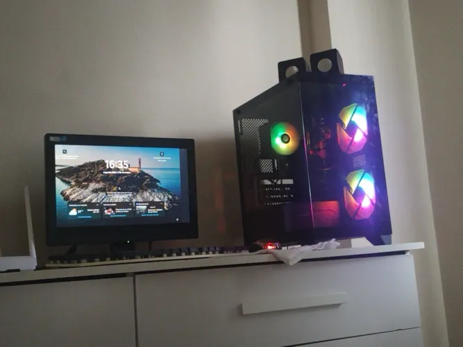 Pc gamer, apenas o Pc, tela mouse e teclado não vem incluso, o risco e da tela que e antig