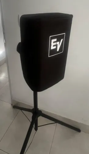 par de caixa ativa Eletro voice EV com capa de protecao