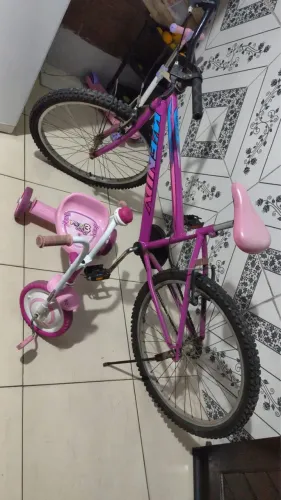 2 bicicletas rosas