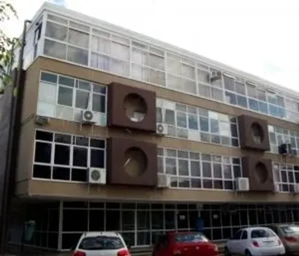Excelente sala grande (48m², vão livre) com banheiro e copa com armários
