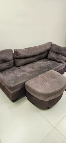 Sofa 3 lugares com apoio de pes