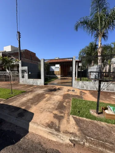 Excelente casa para locação, localizada na Rua São João, a apenas uma quadra da Avenida Co