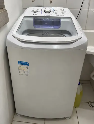 Vende máquina de lavar bem conservada