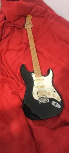Guitarra Fender Squier Stratocaster pouco uso