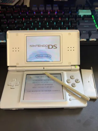 Nintendo DS Lite prata, com marcas de uso porém funcionando 100%