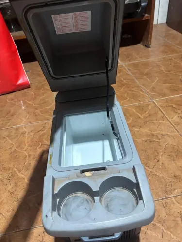 Mini geladeira automotiva