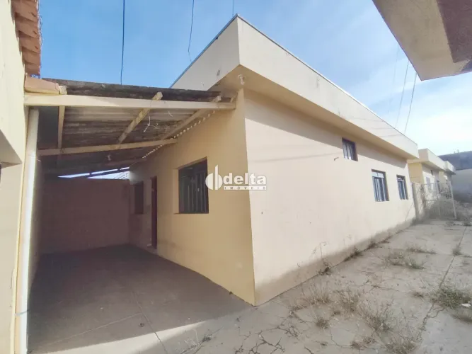 Casa com 2 quartos, disponível para locação no bairro Custódio Pereira em Uberlândia-MG.
