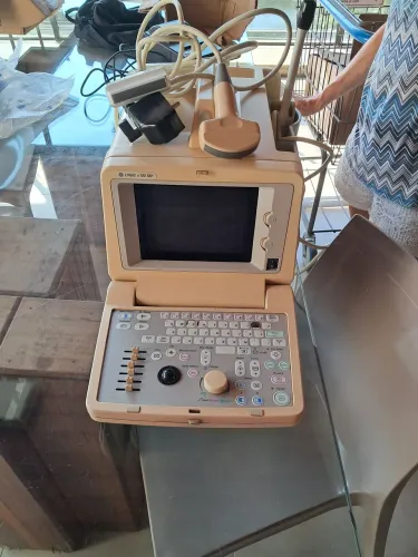 Aparelho ultrassom. GE LOGIO CX 100 M ( necessita reparo na tela)P