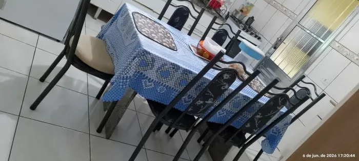 Mesa com 6 cadeiras 