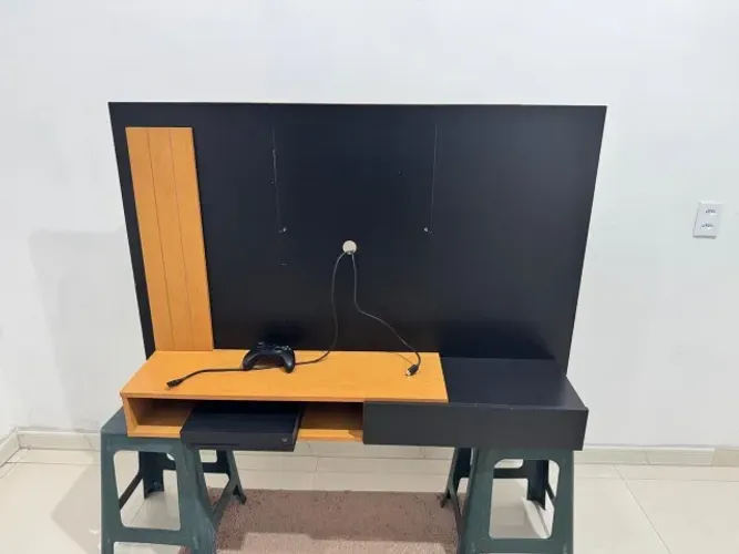 Painel de TV Moderno Preto e Mel com Nicho - Ótimo Estado!