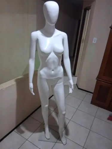 Maquim de fibra vom base de vidro, divido em partes, com pose...