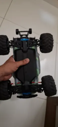 Automodelo conquer, usando apenas três vezes tem carregador é os acessórios