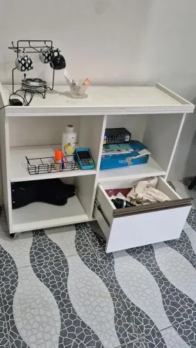 Carrinho serve para cantinho do café ou outras opções.  Tem as rodinhas e a trava