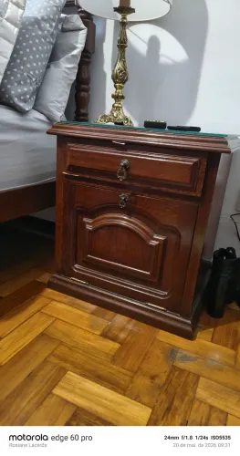 Mesa de cabeceira em madeira maciça estilo Luiz XV