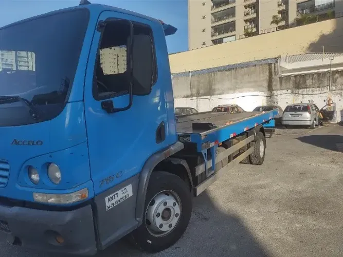 Caminhão acello 715c Guincho plataforma 6.20 com asa delta