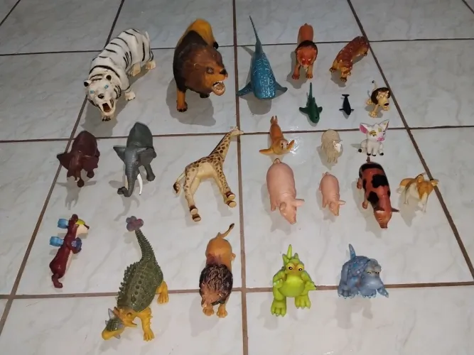 Mais de 200 miniaturas de animais, insetos, bichos e etc