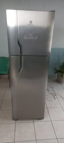 Geladeira Electrolux inox Frost Free 371 litros semi Nova