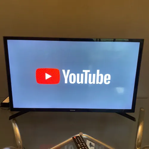 TV Smart Samsung 32 polegadas (UN32J4300AG) - Imagem Nítida e Pronta a Usar.