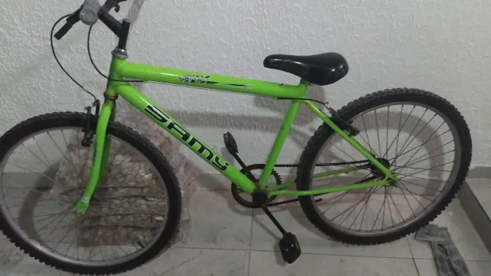 Bicicleta pra vender, semi-nova verde neon média quem tiver interesse chama no privado.