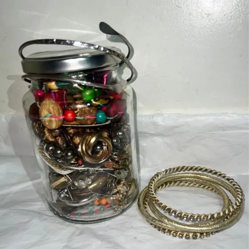 pote com joias e bijuterias variadas
