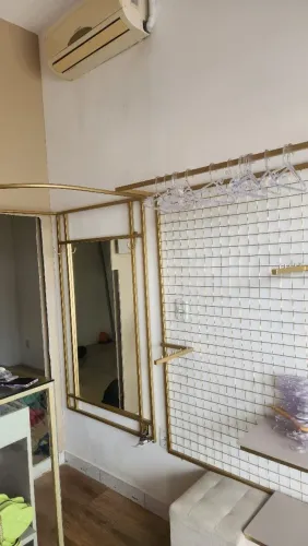 PROVADOR COM ESPELHO + GRADE DE ROUPAS (METALON COR DOURADA)