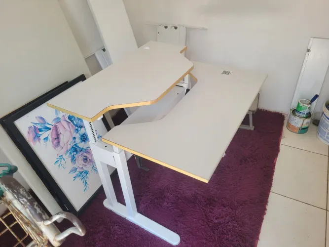 Mesa para computador com regulagem de altura