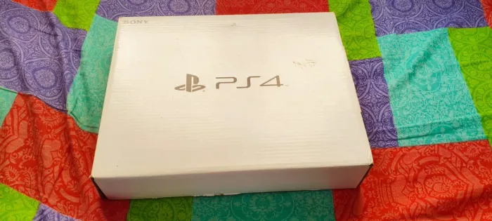 Game PS4 um controle modelo camufrado