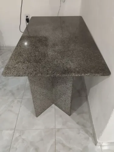 Vendo mesa de jantar toda de mármore