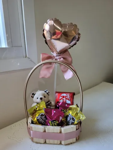 Cesta com pelúcia e deliciosos chocolates. Aniversário. Pronta Entrega
