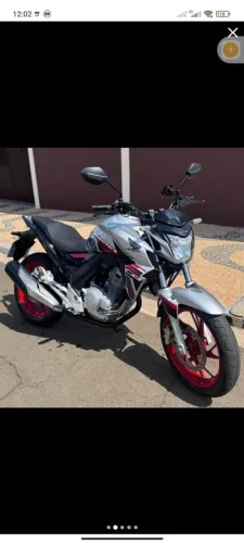 Vende-se Honda CB Twistter prata, quitado sem restrições 