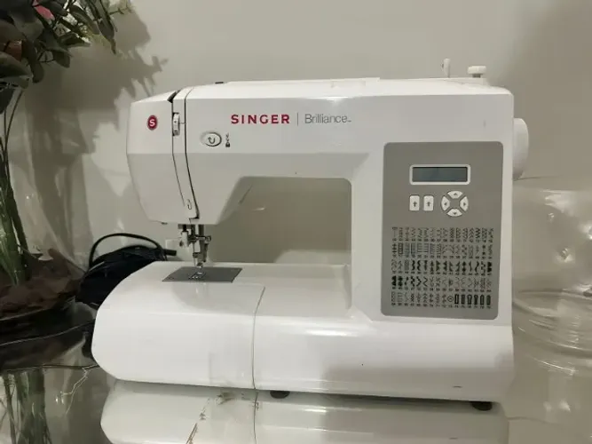 Máquina de Costura Singer BRILLIANCE