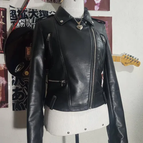 Jaqueta Zara de couro sintético estilo biker na cor preta tamanho P