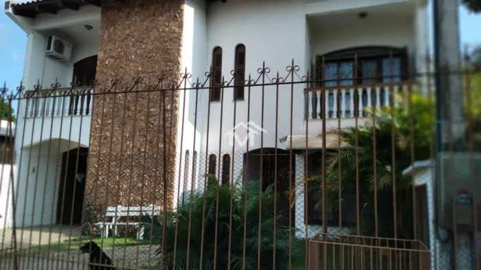 Casa com Piscina em Canoas - Imóvel com Closet, Churrasqueira e Piscina REF: 501740