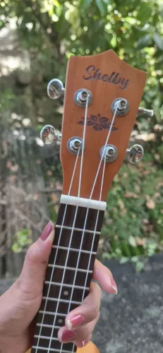 Vendo Ukulele Shelby