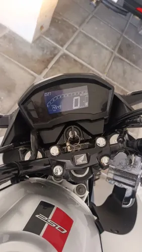 Honda CB Twister 2021 muito nova, único dono.