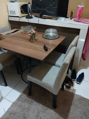 VENDE-SE MESA COM 4 CADEIRAS EM ÓTIMO ESTADO