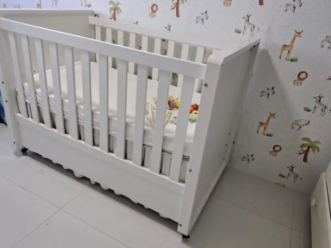 Vendo berço (transforma em mini cama). Acompanha colchão, saia, dossel e mosqueteiro voil)