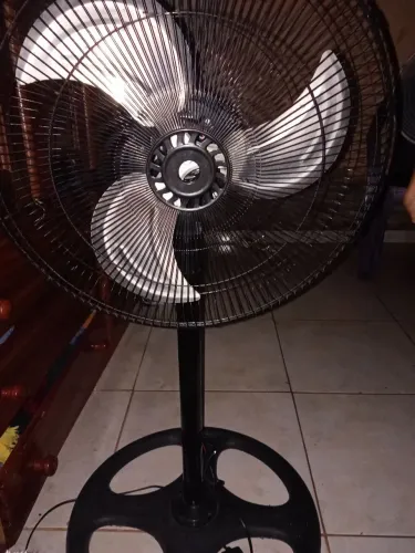 Vende-se ventilador só q tá faltando colocar o botão seleto de velocidade nele