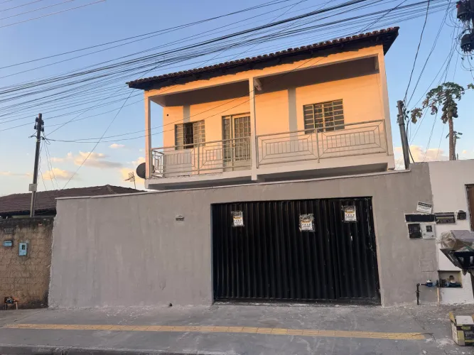Sobrado 4 quartos 2 banheiros 2 vagas de carro